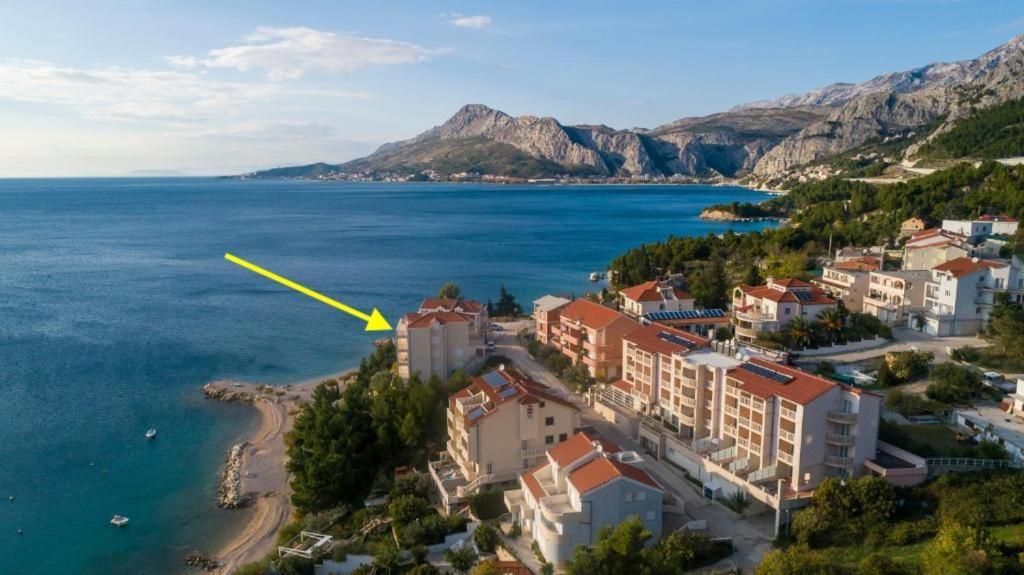 Apartments Lozina On The Beach Оміш Екстер'єр фото