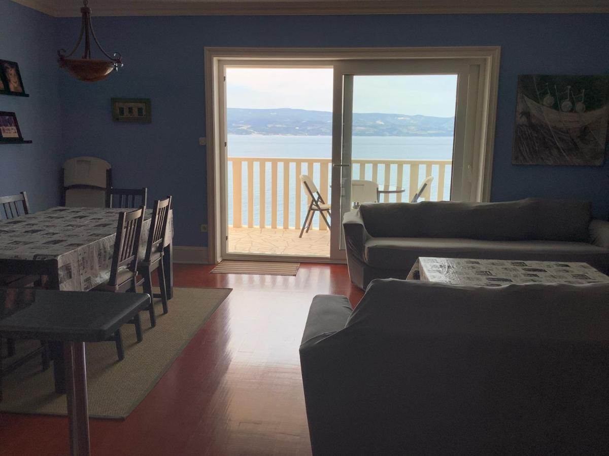Apartments Lozina On The Beach Оміш Екстер'єр фото