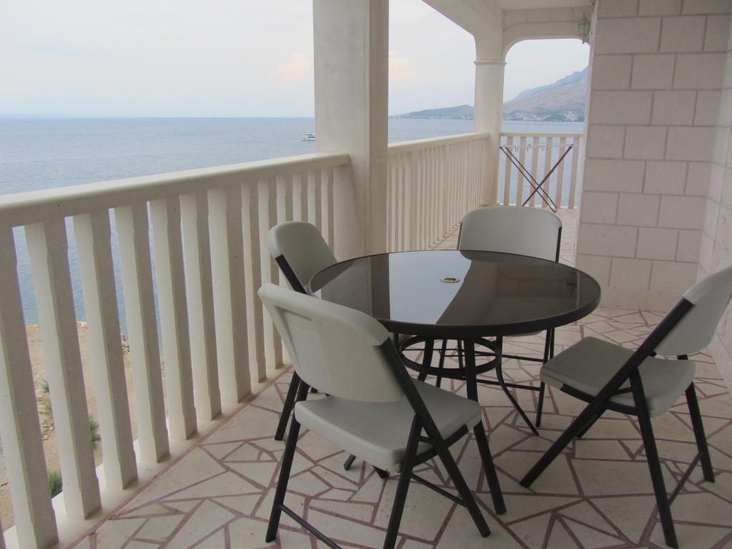 Apartments Lozina On The Beach Оміш Екстер'єр фото