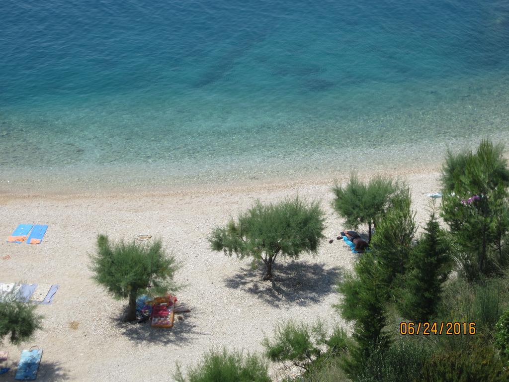 Apartments Lozina On The Beach Оміш Екстер'єр фото